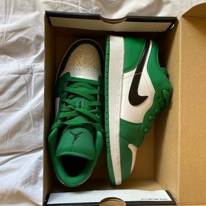 Nike Jordan 1 Low Pine Green
Size: US 7 / EU 40
Condition: Gently Used